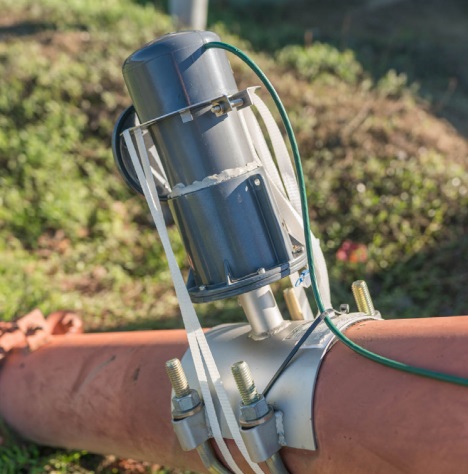 FL-MP20-RS232 Optical Reader clamped onto a pipe in the field